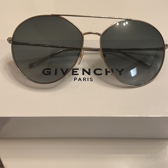 GIVENCHY Sunglasses - Picture 2 of 5